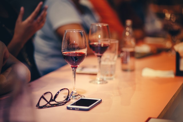 wine-glasses-on-table-696217 (1)